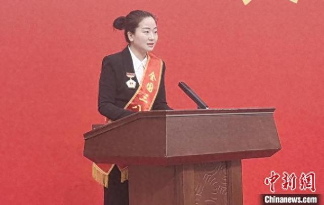 社区“女管家”崔秀楠：早看窗帘晚看灯 时刻关注老职工生活状况